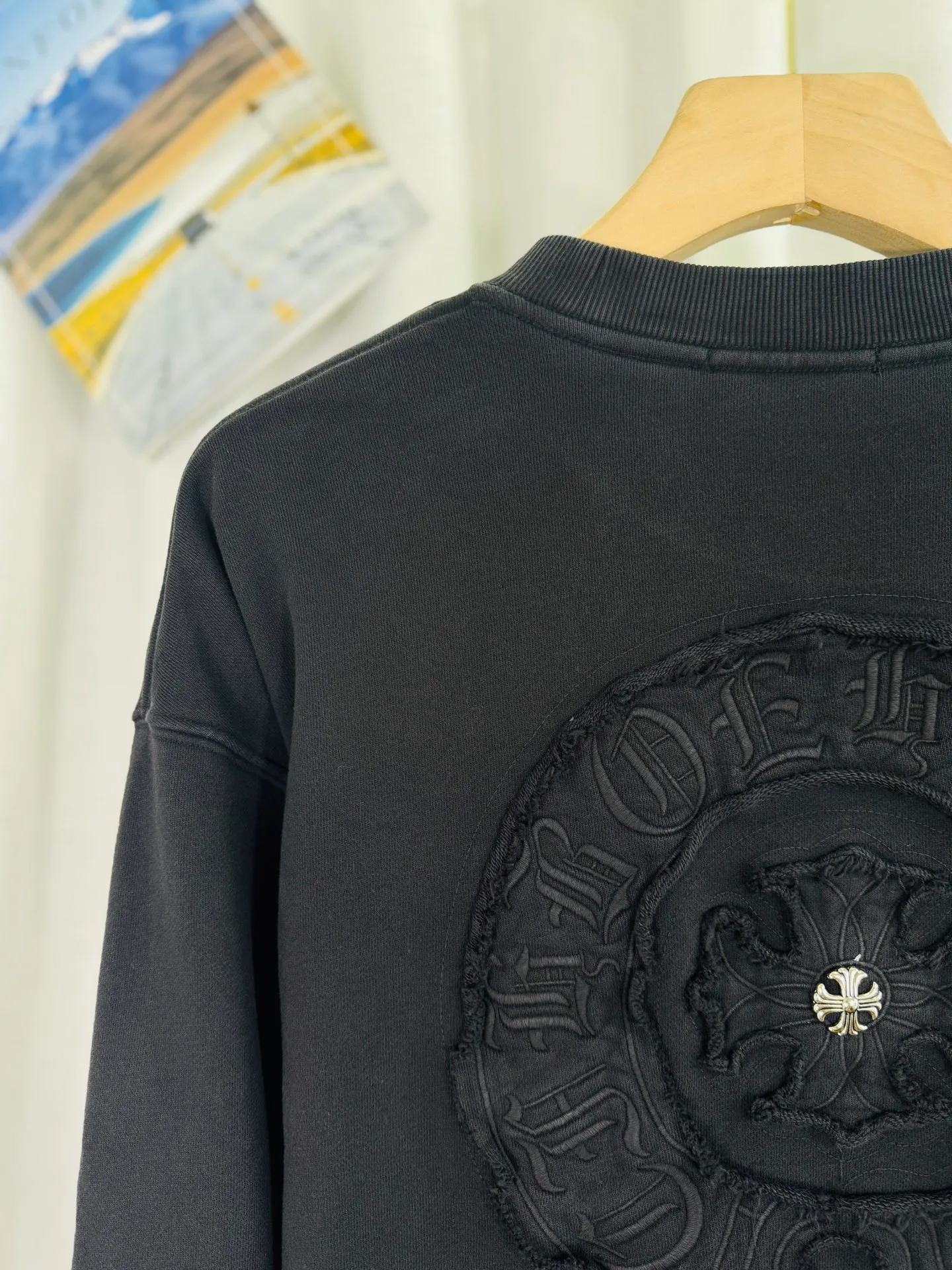 P280 top version, real shot without P, ​​different from market currency) 𝗖𝗵𝗿𝗼𝗺𝗲 𝗛𝗲𝗮𝗿𝘁𝘀/Cro Heart 2025 washed patch embroidery autumn and winter new original single counter American laser burnt 3D three-dimensional color embroidery couple casual sweatshirt 👑The highest version! Customized fabric 430g tripe terry fabric! American acid-washed and distressed original fabric laser burnt ✟appliqué embroidery and exquisite embroidery of letters! The best-selling model in the counter, very comfortable to wear. Accessories: original molded and authenticated collar label➕100% silk wash label. Genuine purchase-grade original hangtag➕matching hanging rope➕3D hanging beads➕original packaging bag. Craftsmanship: The original version has consistent wiring! The highest version of the armhole matching technique! Color: Pink Black Green Size: S M L XL Style Number: 25-377